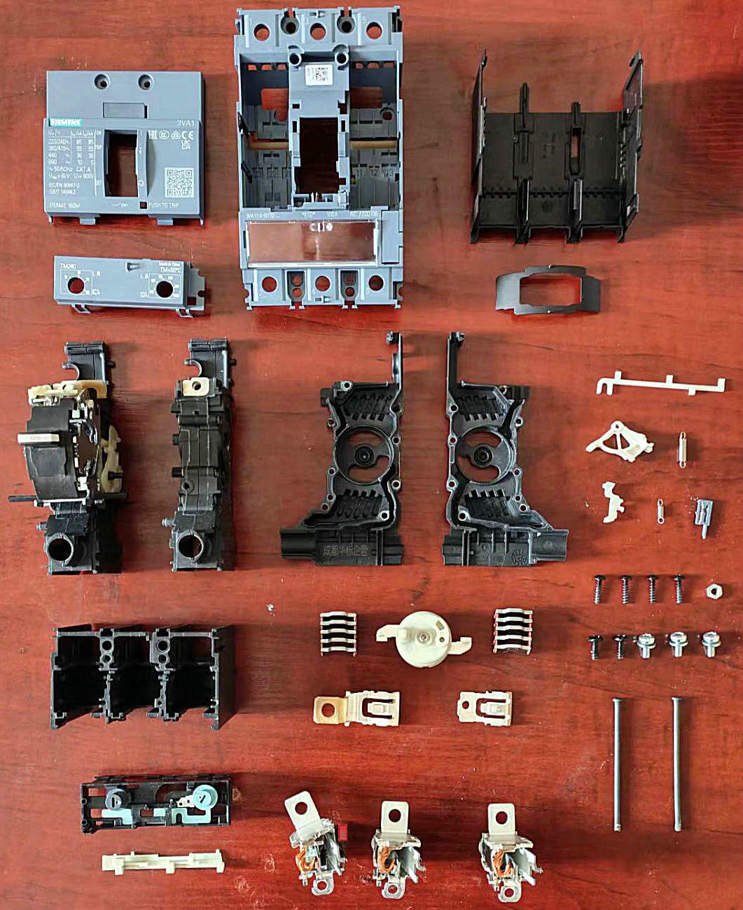 電氣拆解：西門子3VA1塑殼斷路器解剖